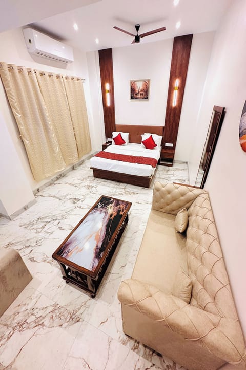Executive Room | Desk, rollaway beds, free WiFi, bed sheets