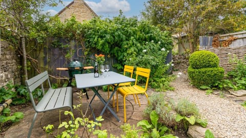 Bring the dogs and enjoy the sunshine in this peaceful spot