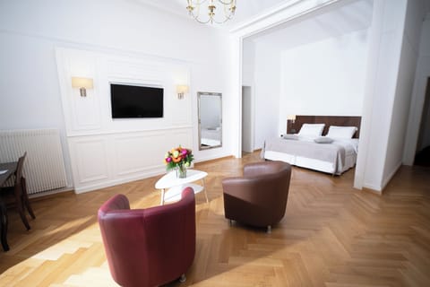 Superior Room with Balcony and Lake View | Minibar, in-room safe, desk, free WiFi