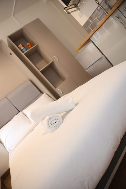 Deluxe Studio | Blackout drapes, free WiFi, bed sheets