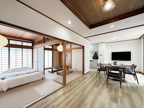 Deluxe Apartment, Balcony | 4 bedrooms, iron/ironing board, free WiFi, bed sheets
