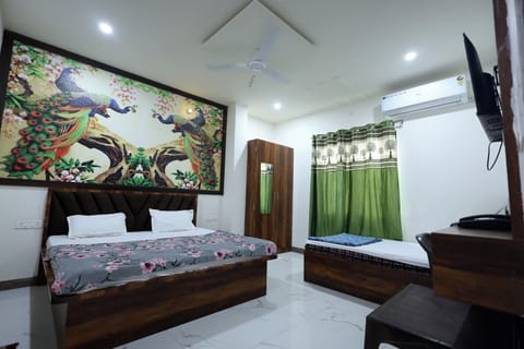 Triple Room | Desk, soundproofing, free WiFi