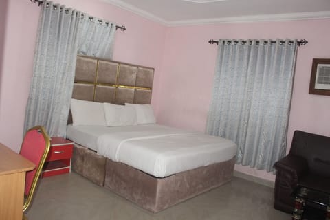 Executive Suite | 1 bedroom, desk