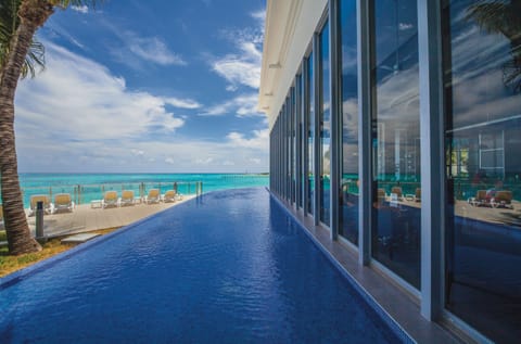 4 outdoor pools, pool umbrellas, sun loungers