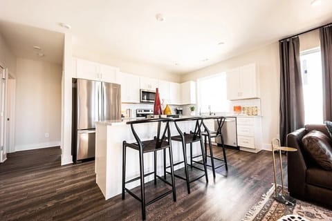 Full kitchen with breakfast bar