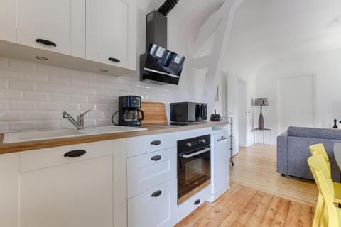 100-cm flat-screen TV with satellite channels