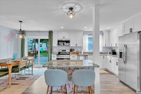 Kitchen island with bar seating for 2 in the kitchen