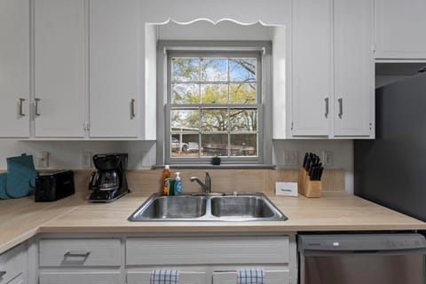 Full-size fridge, microwave, oven, stovetop