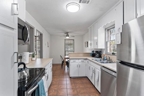 Full-size fridge, microwave, oven, stovetop