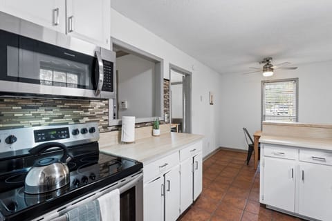 Full-size fridge, microwave, oven, stovetop