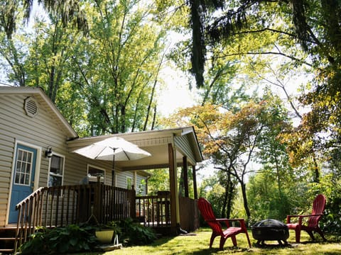 Ample outdoor space for fire pit and hanging