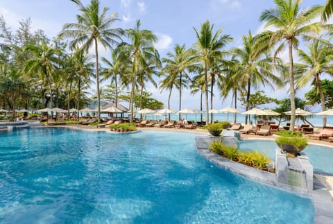 6 outdoor pools, pool umbrellas, sun loungers