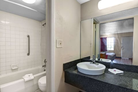 Combined shower/tub, hair dryer, towels