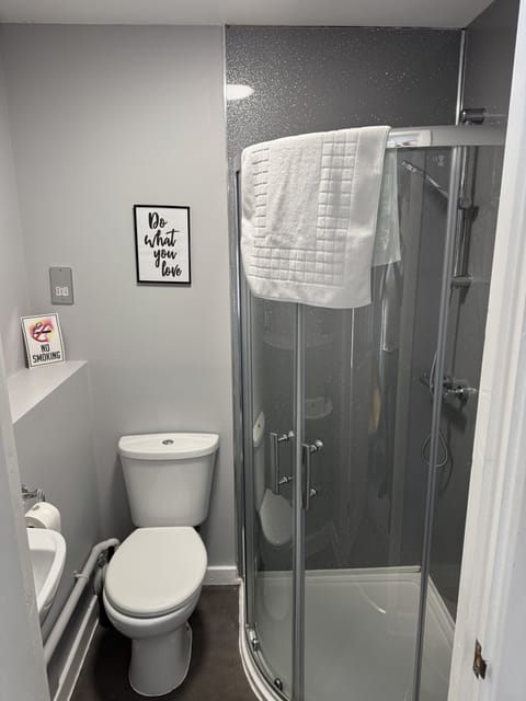 Double Room, Ensuite | Bathroom | Shower, towels, soap, shampoo