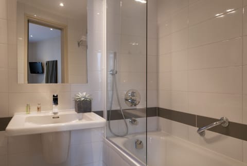 Combined shower/tub, hair dryer, towels