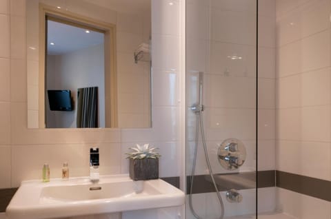 Combined shower/tub, hair dryer, towels