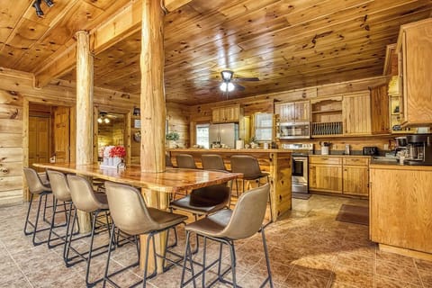 Dining Area w/ plenty of seating