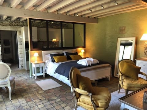 Luxury Studio Suite, Garden View | Laptop workspace, blackout drapes, soundproofing, iron/ironing board