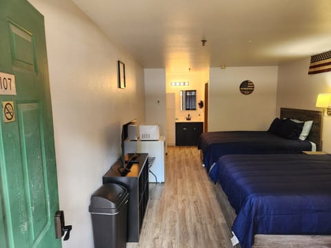 Comfort Room | Living area | 40-inch Smart TV with cable channels