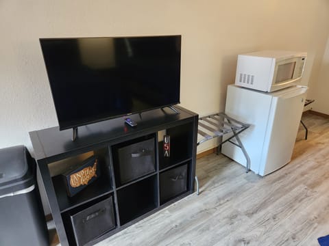 Comfort Room | Living area | 40-inch Smart TV with cable channels