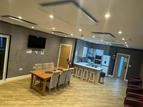 Full-size fridge, microwave, oven, toaster