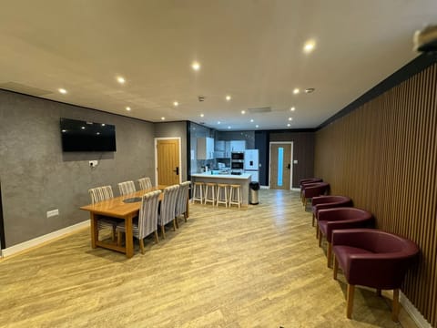 Full-size fridge, microwave, oven, toaster