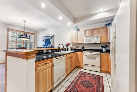 Kitchen: Well-equipped kitchen, drip coffee maker, crockpot, blender, kitchen bar with 4 bar stools