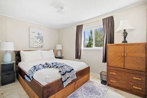 Bedroom 2 (Queen)