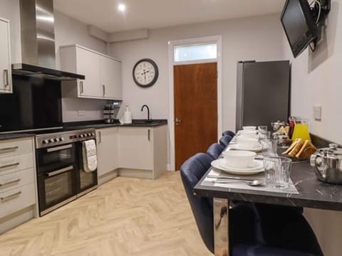 House | Private kitchen | Fridge, microwave, oven, stovetop