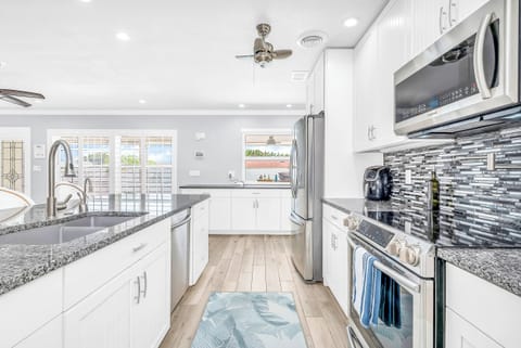 A chef's dream kitchen with everything you need to create a masterpiece meal for your hungry crew. Stainless steel appliances, and indoor and outdoor dinner service for 8