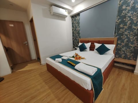 Deluxe Double Room, Pool View | Soundproofing, iron/ironing board (on request), WiFi (free)
