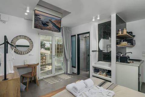Suite, 1 Double Bed, Balcony, Garden View | 1 bedroom, in-room safe, blackout drapes, soundproofing