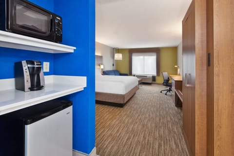 Suite, 1 King Bed (Additional Living Area) | In-room safe, desk, blackout drapes, iron/ironing board