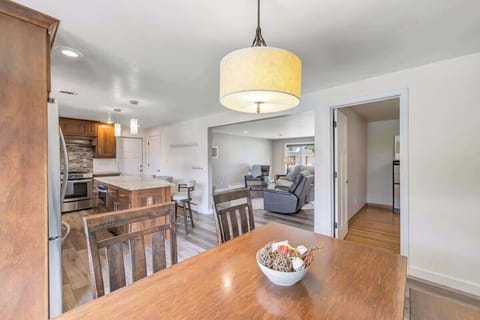 Dining area with seats for 4 people