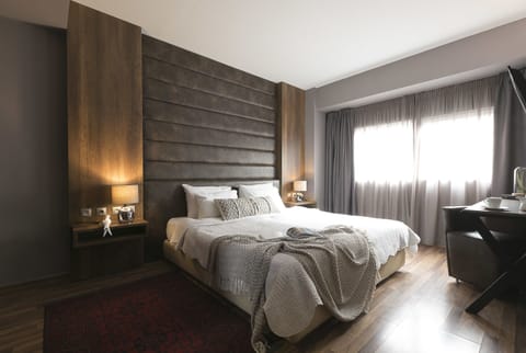 Executive Double or Twin Room, 1 Queen Bed | Minibar, in-room safe, desk, blackout drapes
