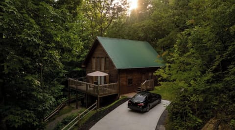 Secluded, lots of parking, outdoor deck for your enjoyment