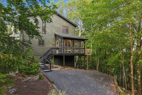 Book your stay at the HOPSKIP HOME RETRO CHALET!