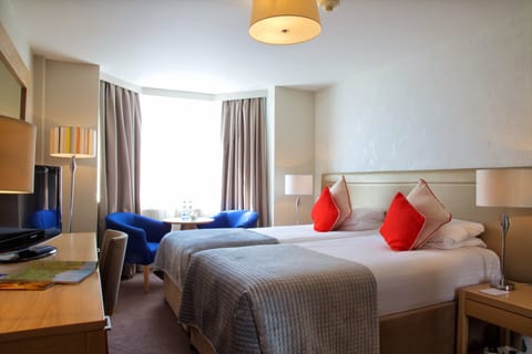 Premium bedding, desk, iron/ironing board, free rollaway beds