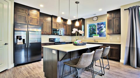 Family House, Mountain View | Private kitchen | Full-size fridge, microwave, oven, stovetop