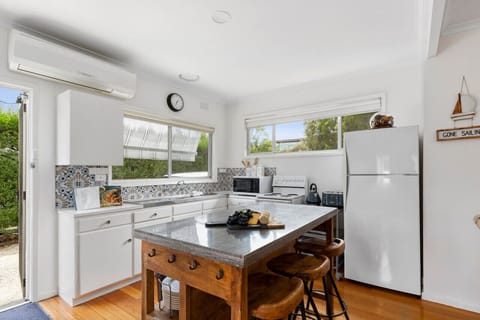 🍽️ Well equipped kitchen with spacious island bench and natural light