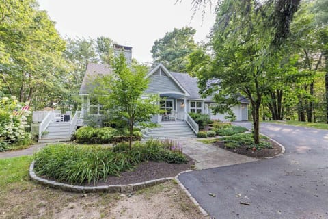 Charming home surrounded by lush greenery and peaceful nature 🌿
A private retreat with beautiful landscaping and curb appeal.