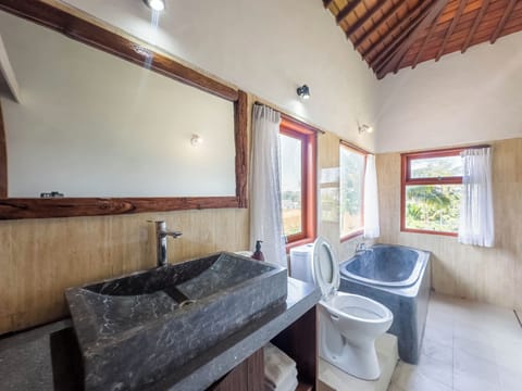 Family Bungalow | Bathroom | Shower, towels, soap, shampoo