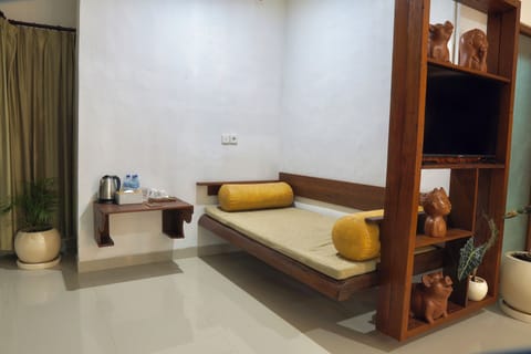 Family Room | Desk, free WiFi, bed sheets