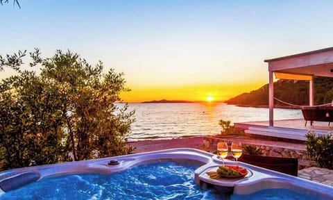 Outdoor spa tub