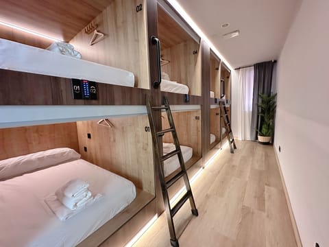 Laptop workspace, blackout drapes, iron/ironing board, free WiFi