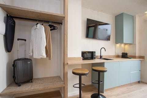 Double Room | Private kitchen | Mini-fridge, microwave, stovetop, toaster