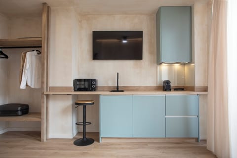 Twin Room | Private kitchen | Mini-fridge, microwave, stovetop, toaster