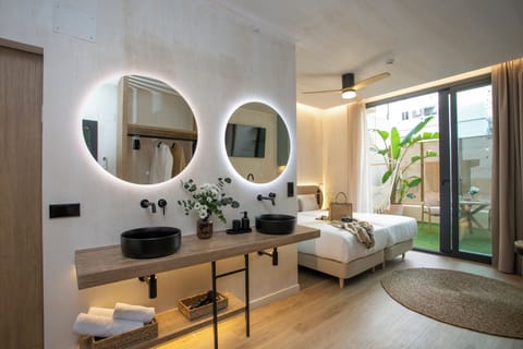 Twin Room | Desk, laptop workspace, iron/ironing board, free WiFi