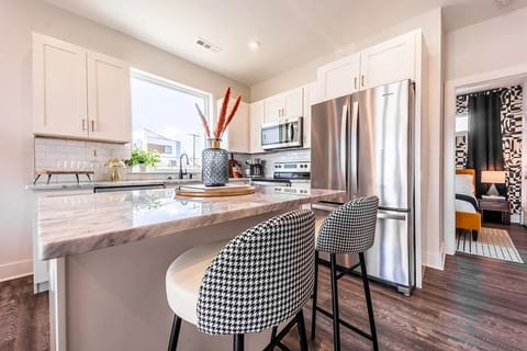 Unit 232: Full kitchen with breakfast bar