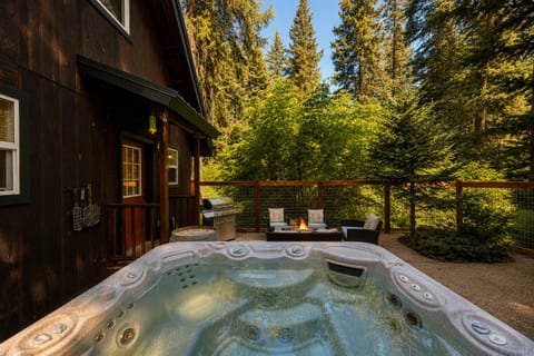 Private year round private hot tub perfect for stargazing.
